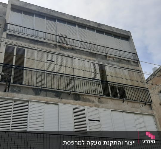 בניין עם תריסים ומעקות ברזל